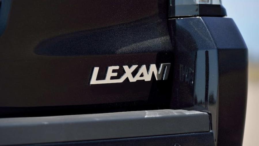 Логотип Cadillac Escalade ESV by Lexani Motorcars 2017 года  (фото 16 из 19)